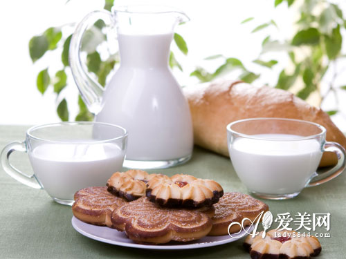 喝牛奶加糖小心中毒 10種喝牛奶方式=喝毒藥