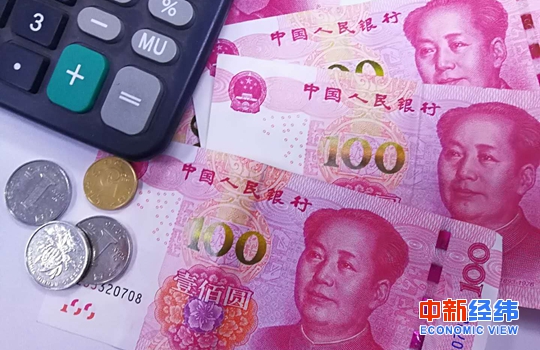 2017年,中國(guó)的GDP總量站上80萬(wàn)億臺(tái)階。國(guó)家統(tǒng)計(jì)局公布的數(shù)據(jù)顯示,初步核算,2017年全年國(guó)內(nèi)生產(chǎn)總值827122億元,按可比價(jià)格計(jì)算,比上年增長(zhǎng)6.9%。這是中國(guó)年度經(jīng)濟(jì)增速近七年首次反彈。