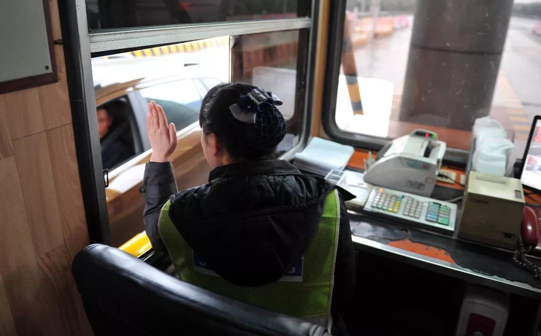 һԭɺ_ӋC̎M}Ҳ漰l̎YؿϵІ}ڬFڵԼֱMYֱMԼĿڴĸԵطĽǶȁ]ʡ@ȻAԼOվM